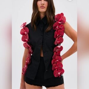 Black Sleeveless Top with Red Floral Accents Sz 1x/2x